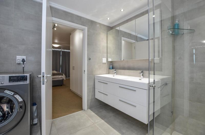 To Let 3 Bedroom Property for Rent in Dolphin Beach Western Cape